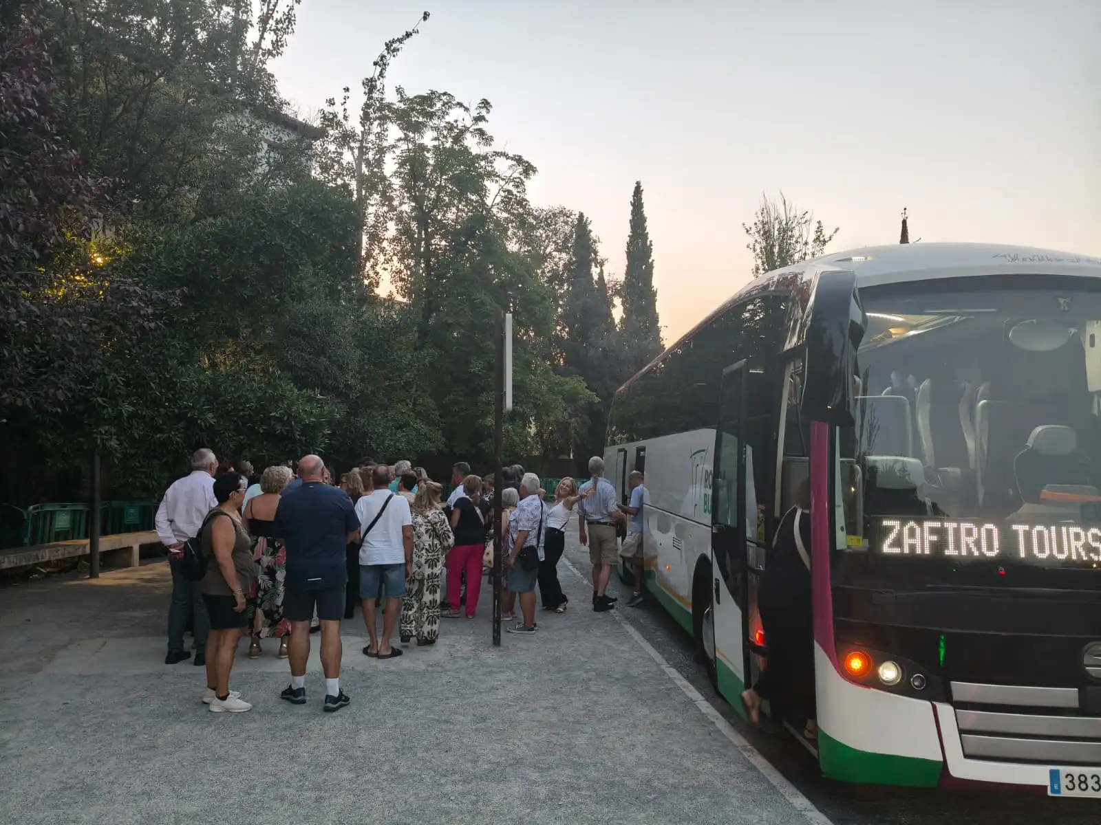 Grupo preparado para subir a un autobús