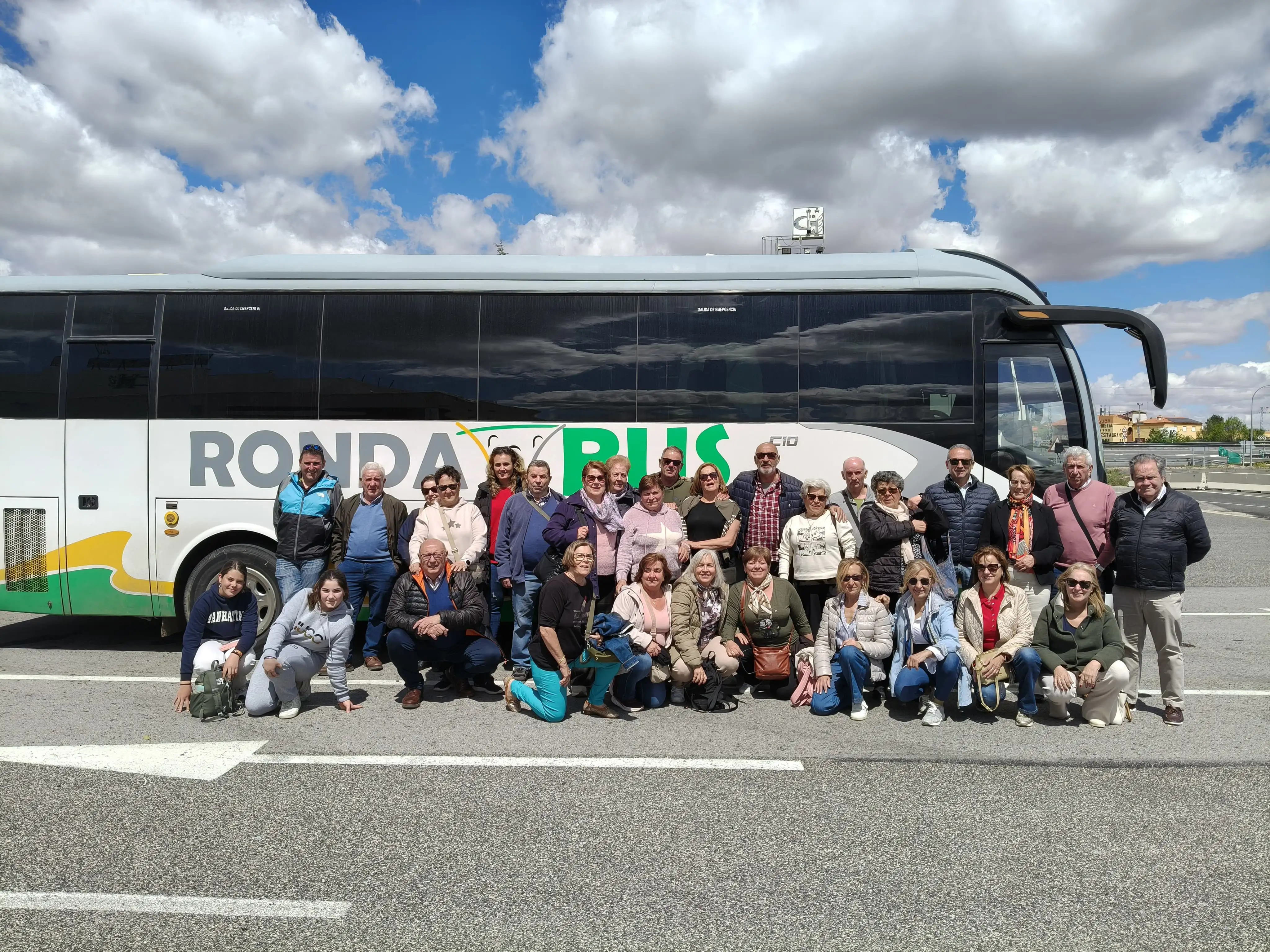 Grupo junto a un autocar de Rondabus