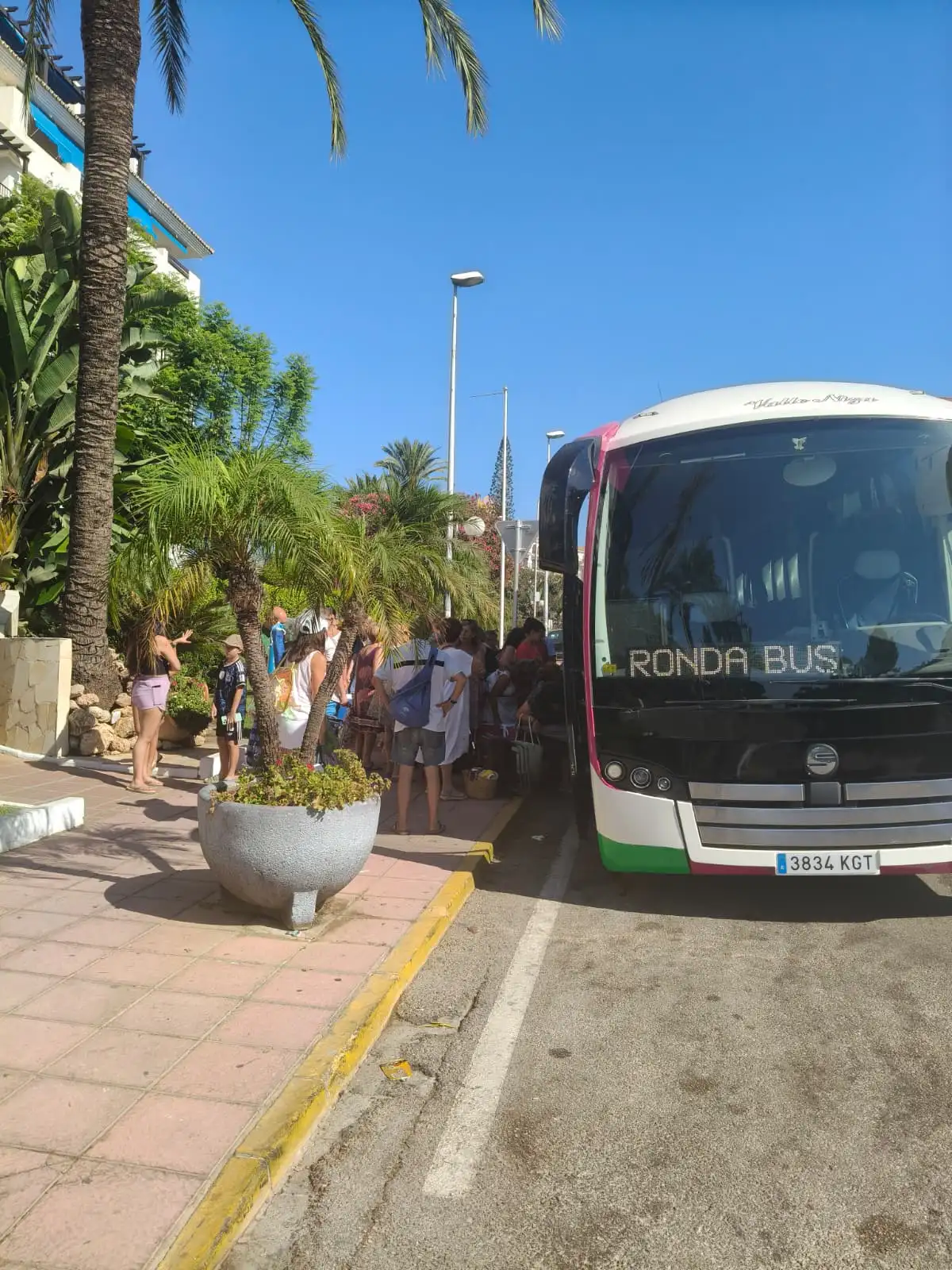 Viajeros reunidos junto a un autobús para una excursión